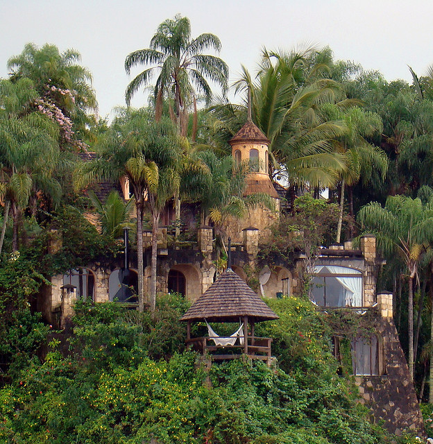 Hidden fort in Ilha dos Mantimentos, Paraty, Brazil