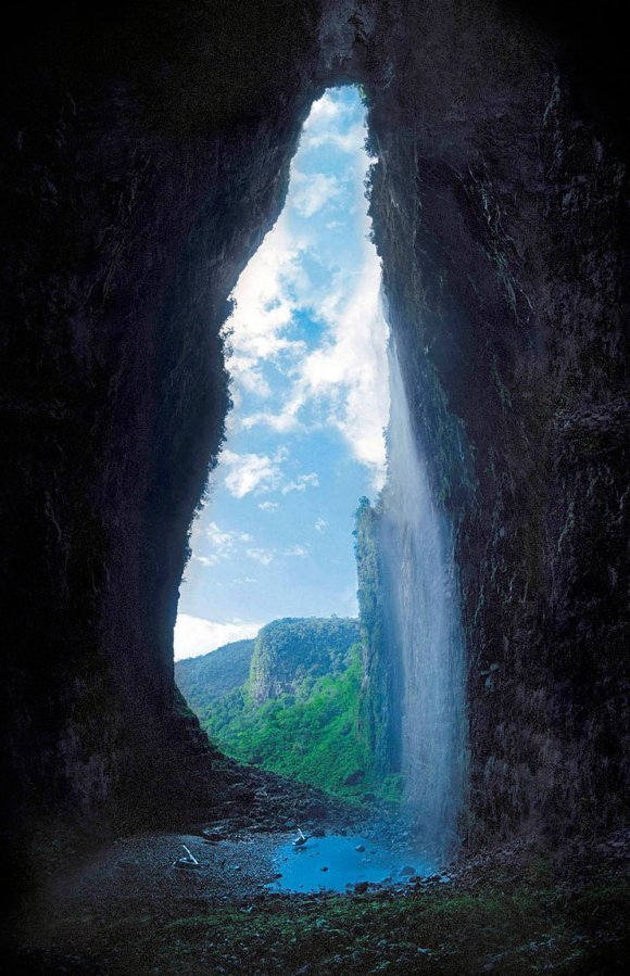 visitheworld:Cueva del Fantasma , discovered 6 years ago in a jungle of southern Venezuela. Those two spots on the floor are actually helicopters!